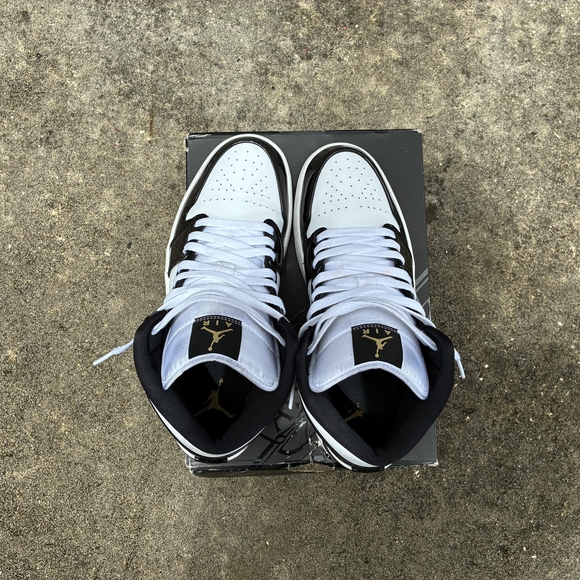 Jordan Black and White Athletic Shoes Classic Design - Picture 2 of 10